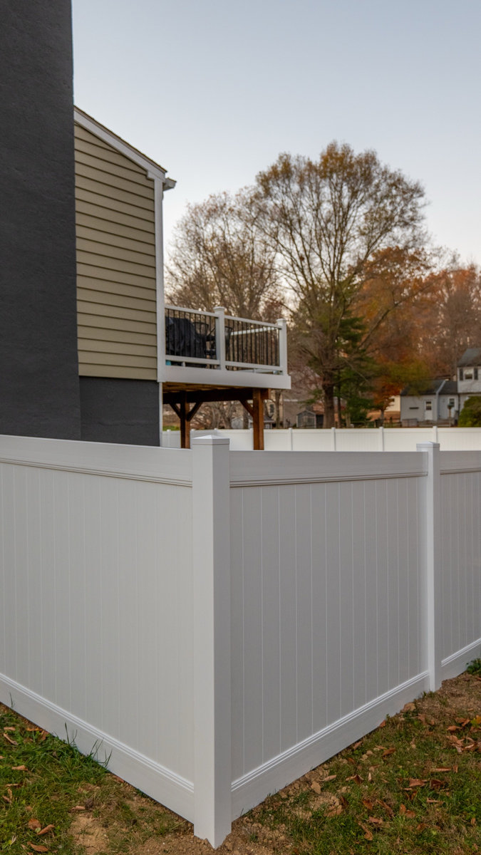 White vinyl fence Fawn Drive Delaware