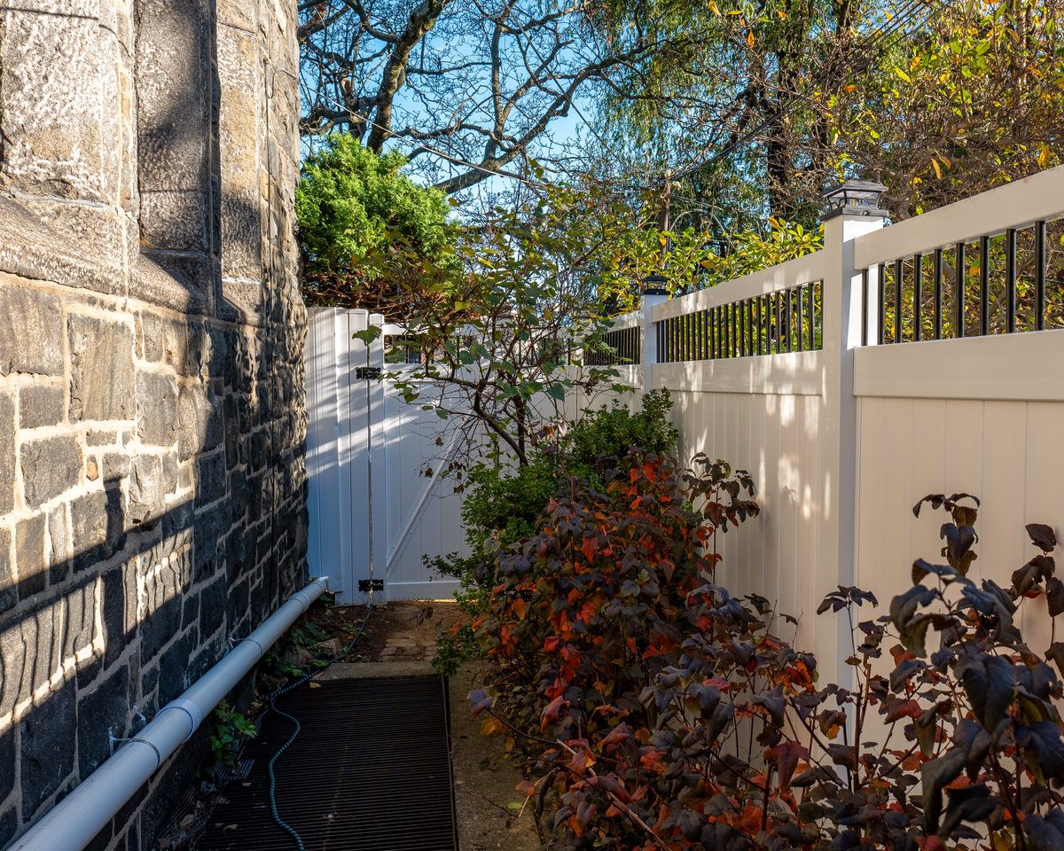 White vinyl fence Broom Street Wilmington Delaware