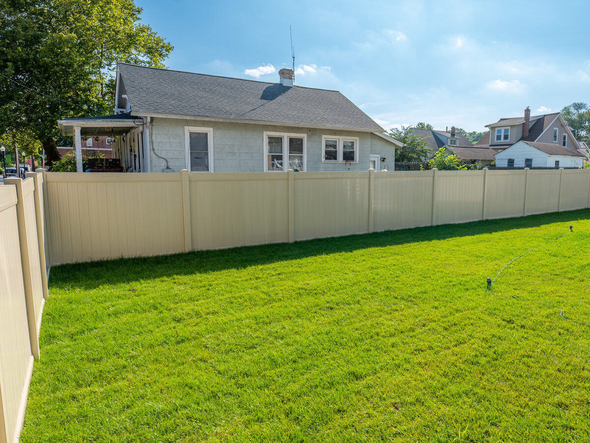 White vinyl fence Brandywine Boulevard Delaware