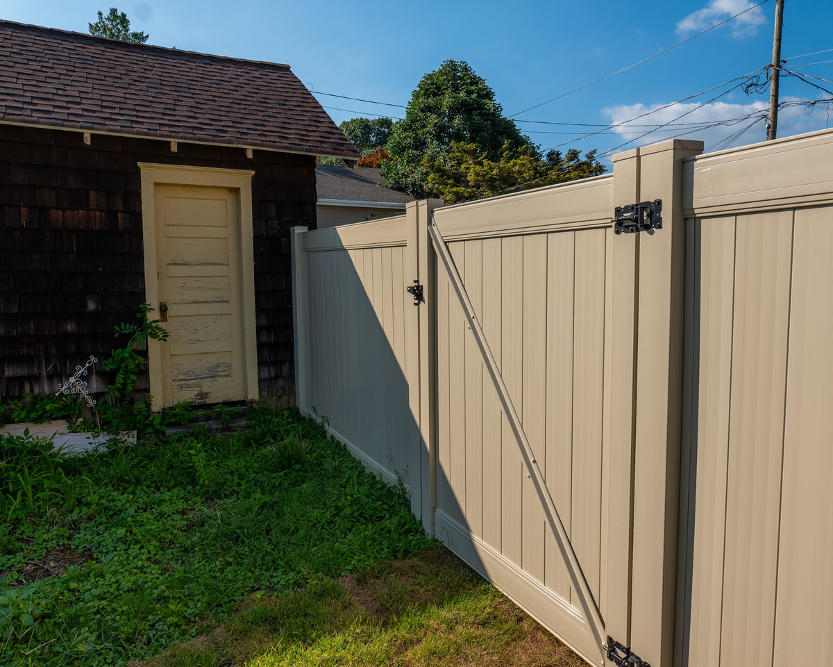 White vinyl fence Brandywine Boulevard Delaware