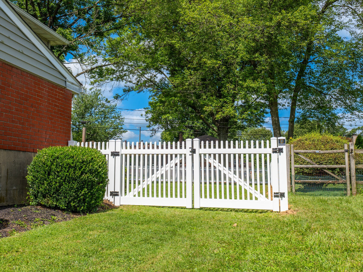 White vinyl privacy fence Delaware