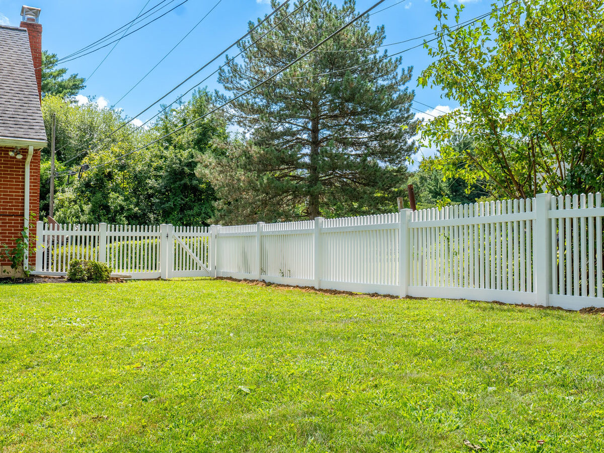 White vinyl privacy fence Delaware