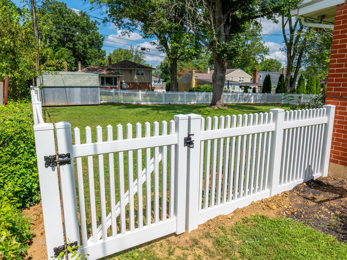 White vinyl privacy fence Delaware