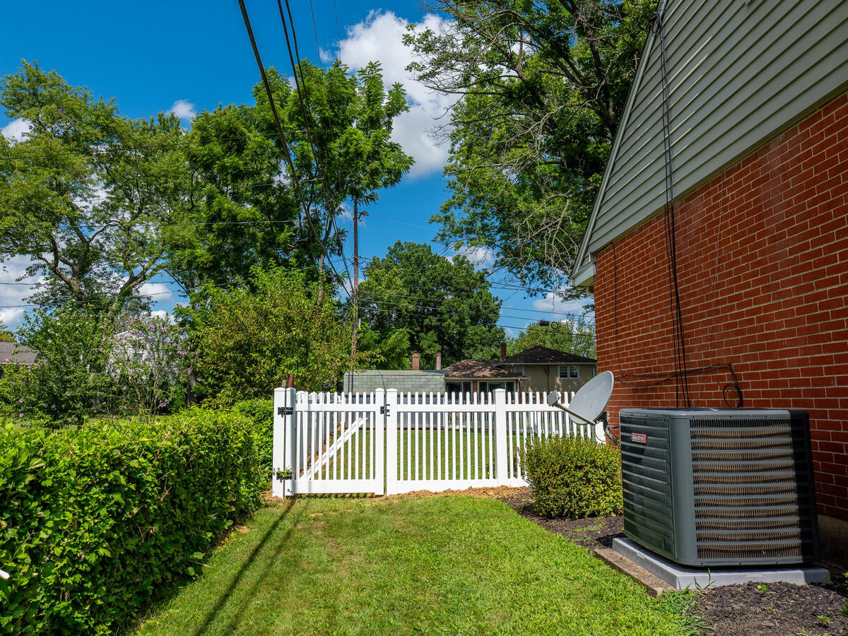 White vinyl privacy fence Delaware
