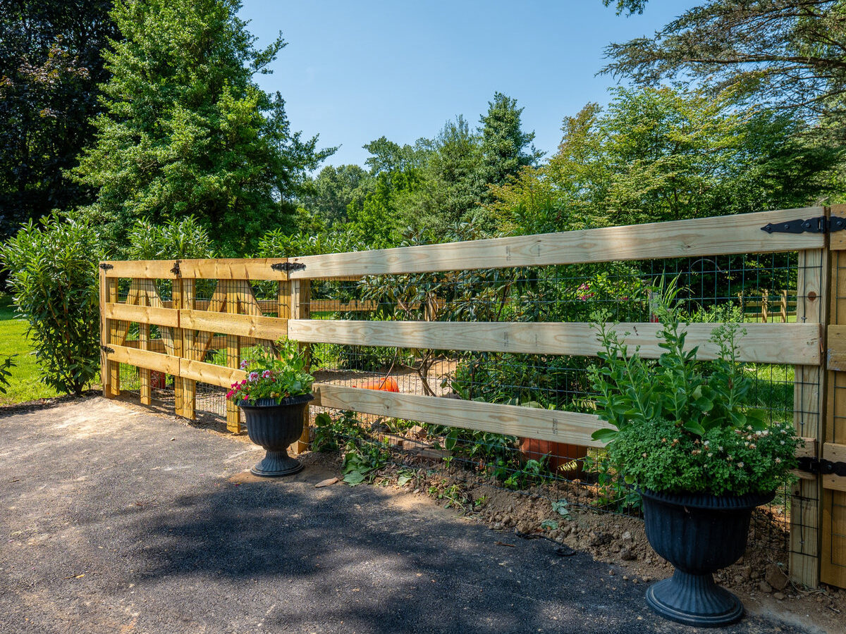 Short wood picket fence Delaware