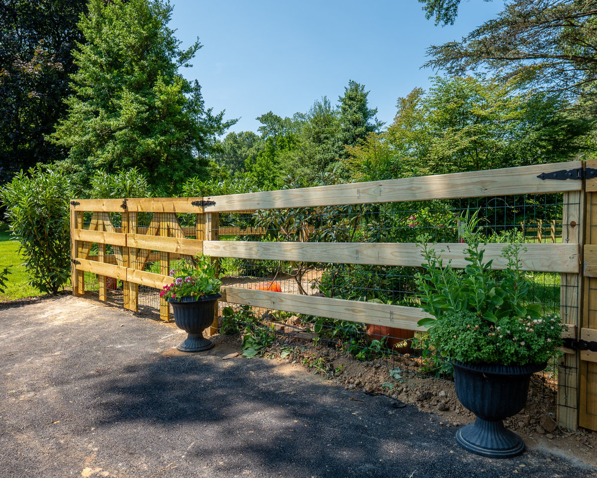 Short wood picket fence Delaware
