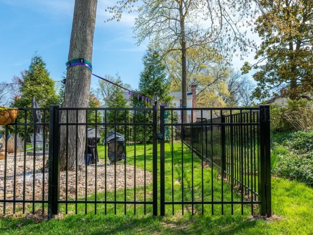 Black Aluminum Backyard Enclosure – 2