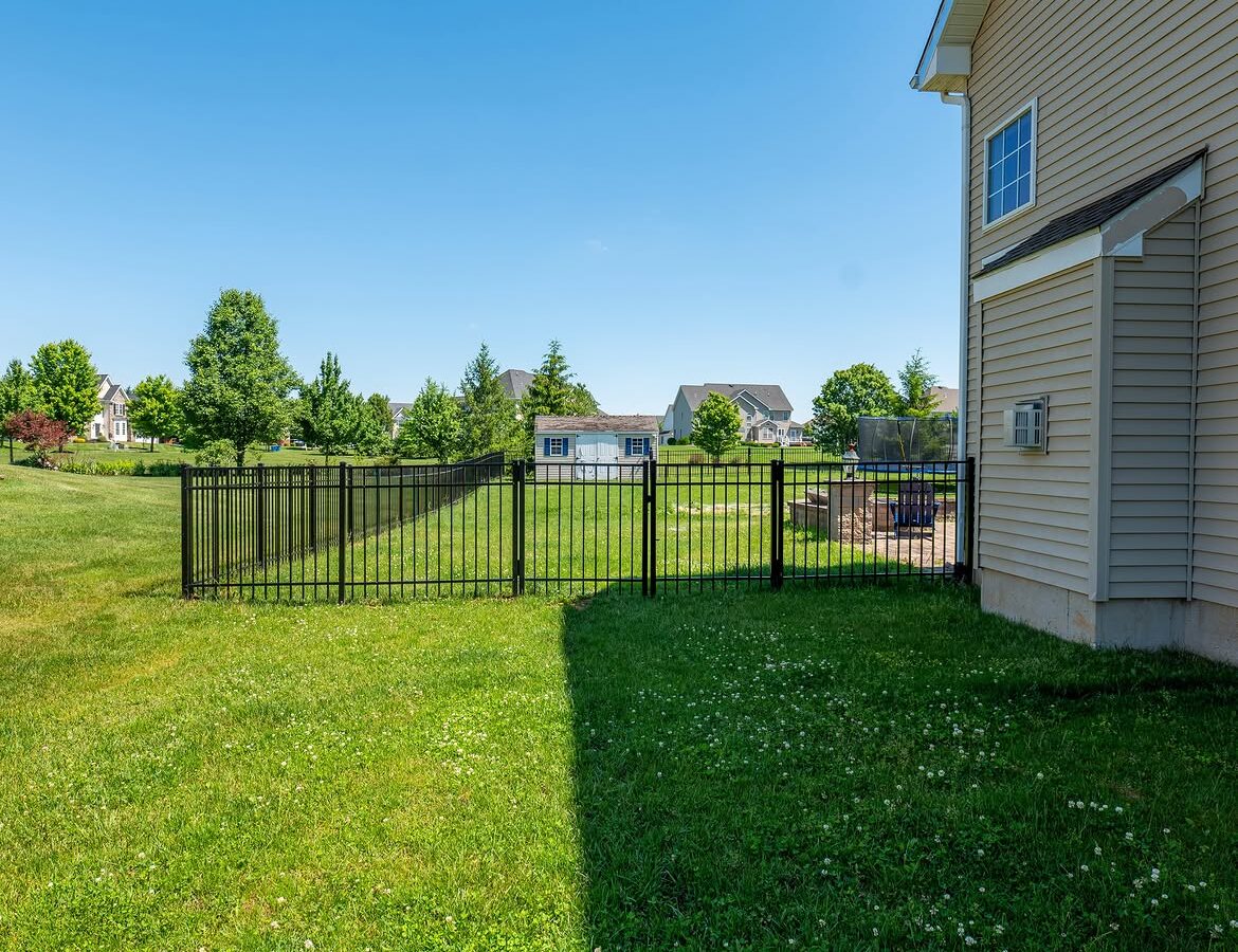 Corner detail of black aluminum fence in Delaware