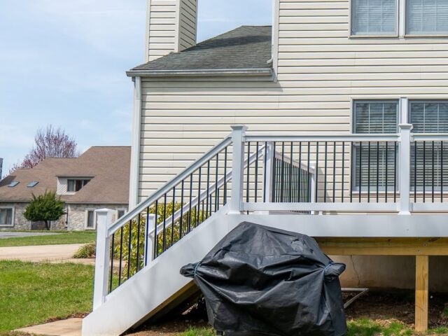 Composite Deck with White Rails – 4