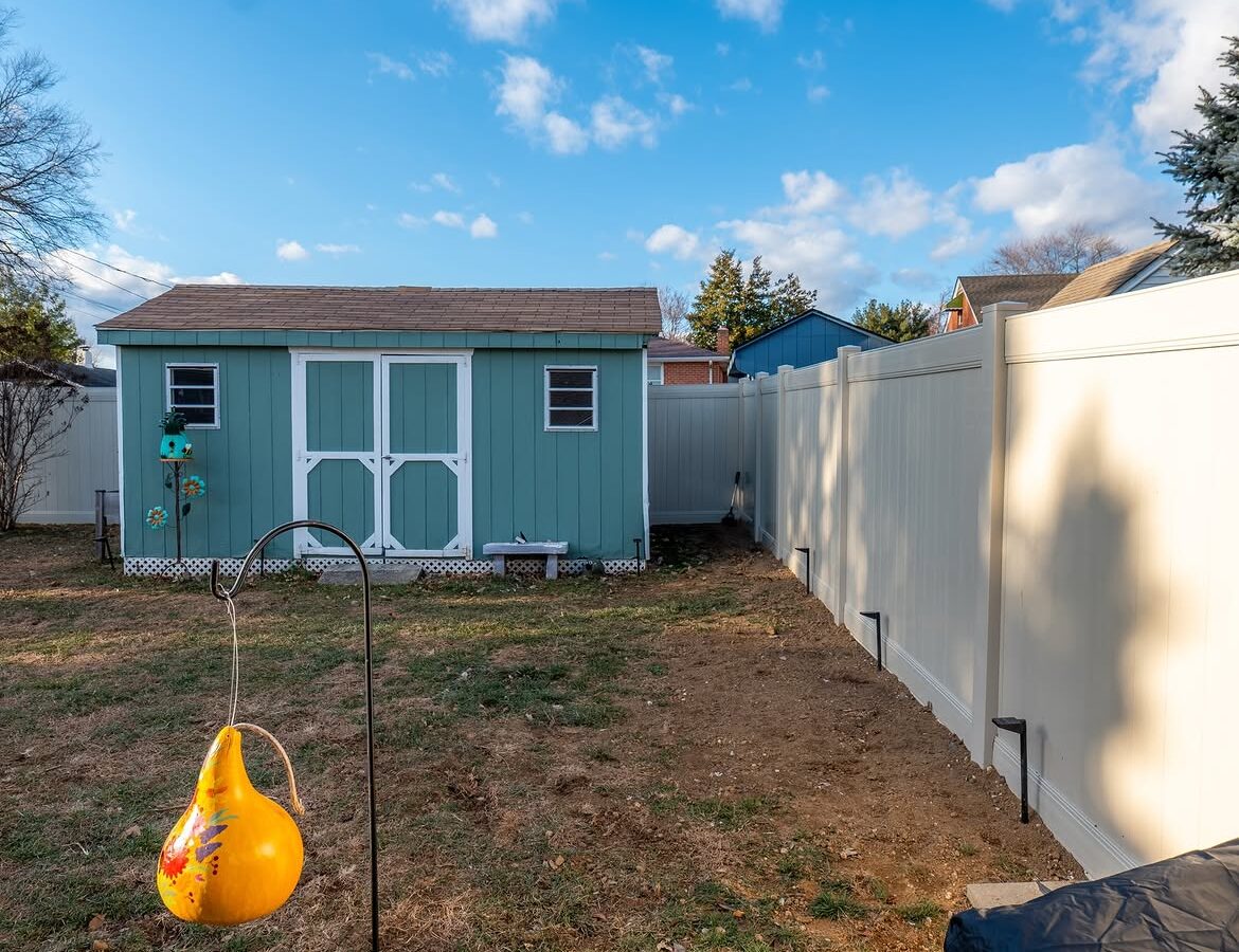 Full view of cream vinyl privacy fence in Delaware