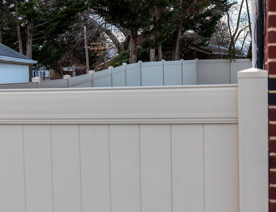 Corner detail of cream vinyl privacy fence in Delaware