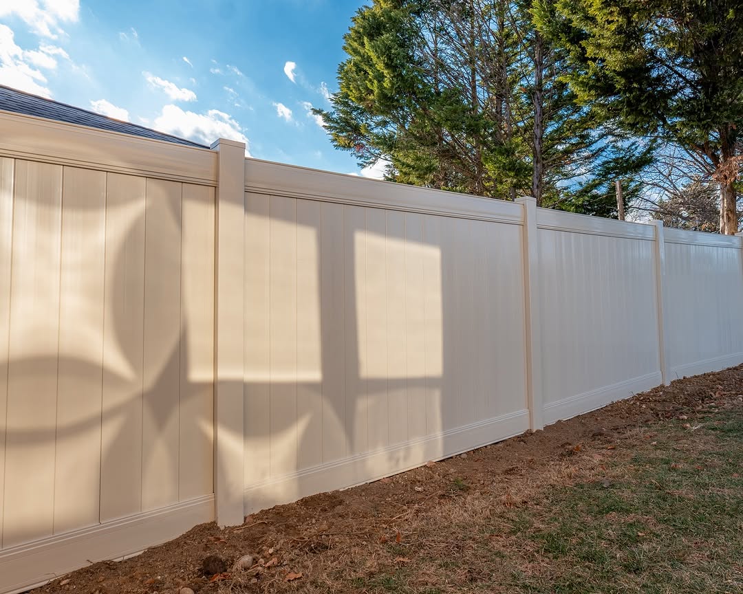Full view of cream vinyl privacy fence in Delaware