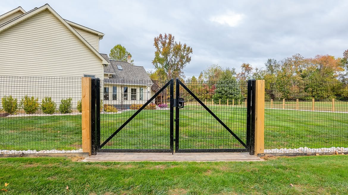 Full view of custom wire fence on cedar posts in Townsend, DE