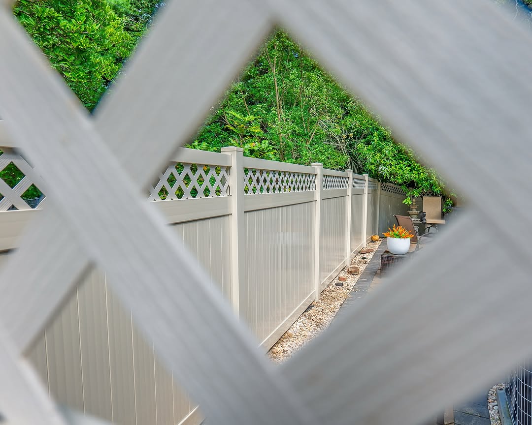 Full view of lattice top vinyl privacy fence in Delaware
