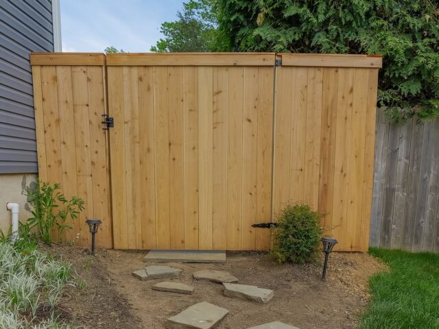 Red Cedar Cap & Trim Privacy Fence – 2