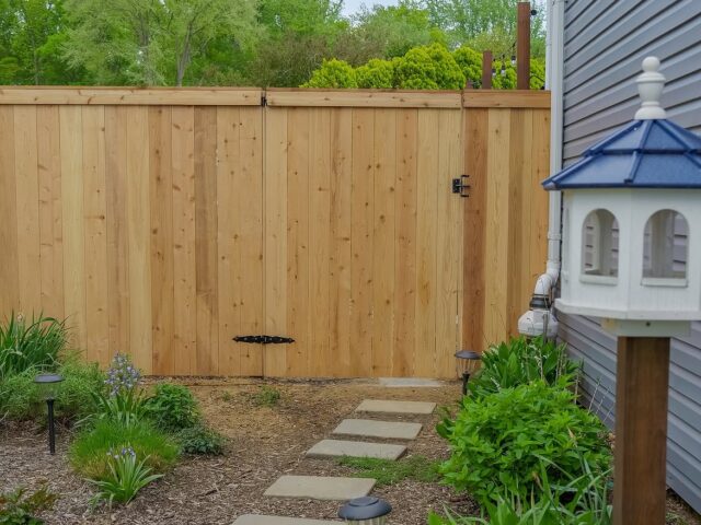 Red Cedar Cap & Trim Privacy Fence – 4