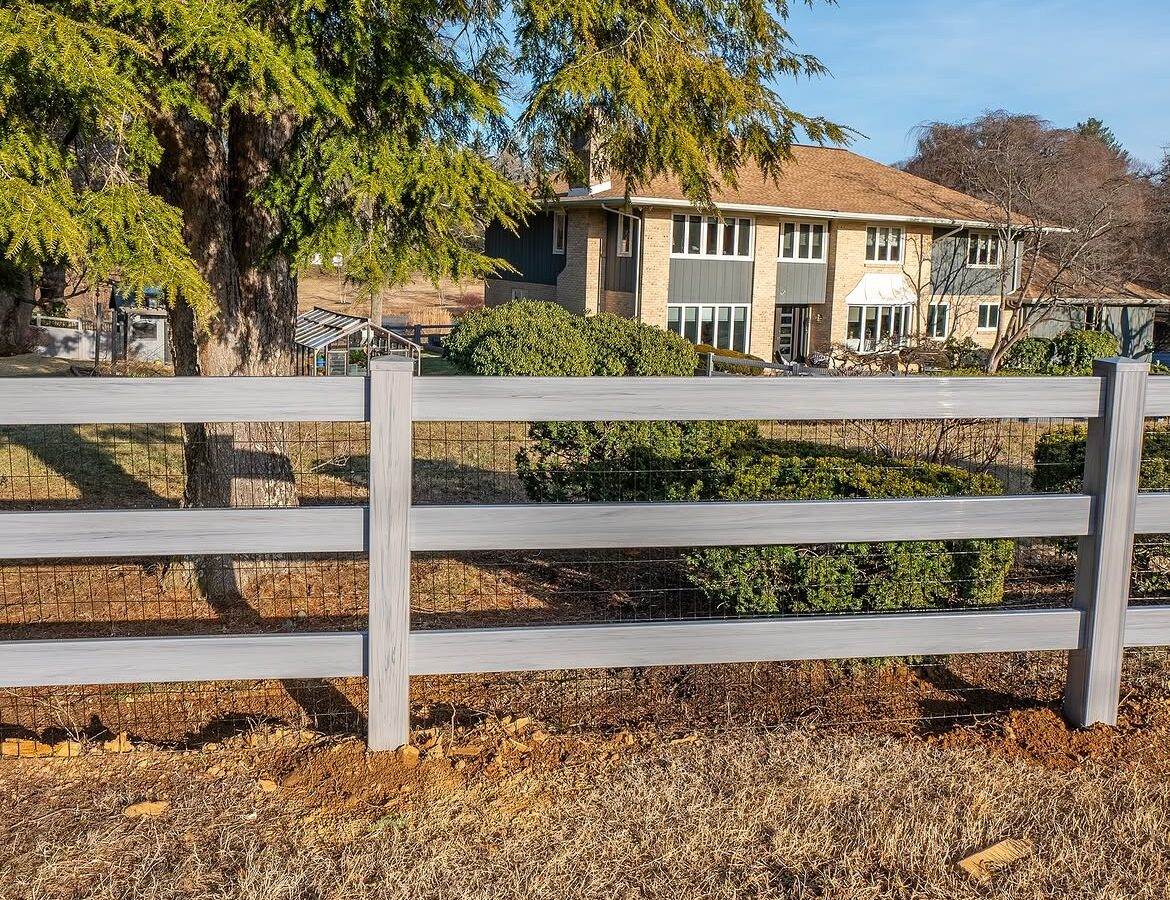 Corner detail of vinyl ranch rail and privacy fence in Delaware