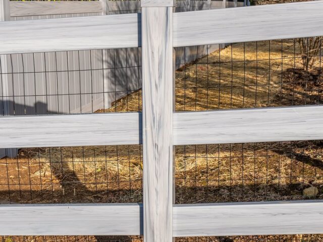 Vinyl Ranch Rail & Privacy Fence – 4