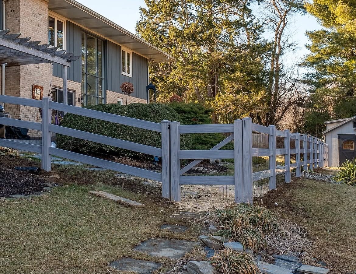 Panel detail of vinyl ranch rail and privacy fence in Delaware