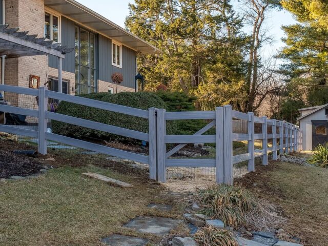 Vinyl Ranch Rail & Privacy Fence – 10