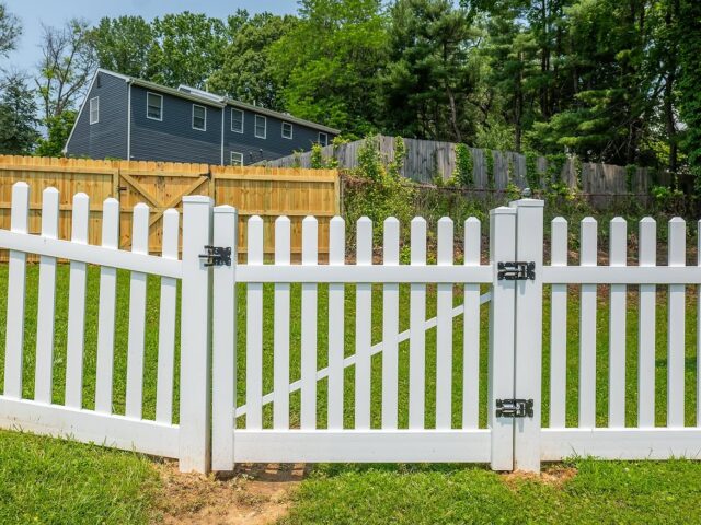 White Vinyl Picket Fence – 1