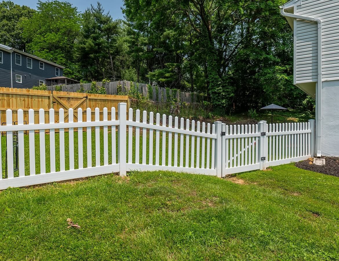 Full view of white vinyl picket fence in Delaware