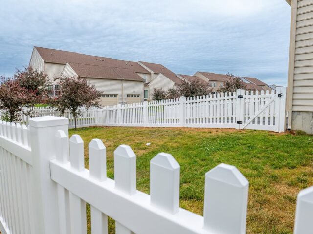 White Vinyl Picket Fence Middletown – 1