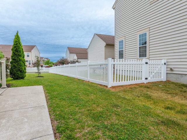 White Vinyl Picket Fence Middletown – 4