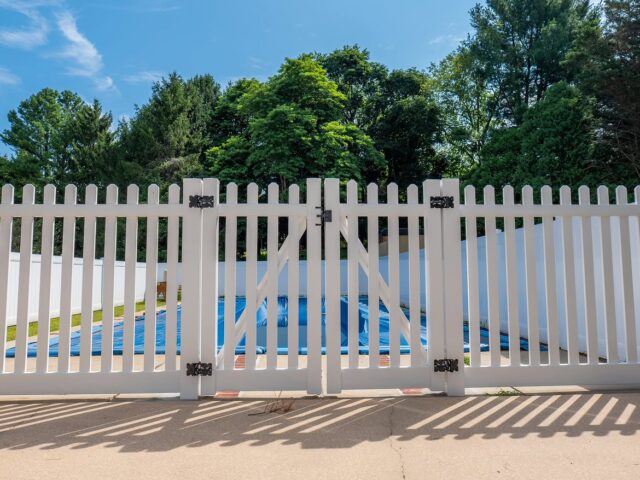 White Vinyl Pool Fence – 5