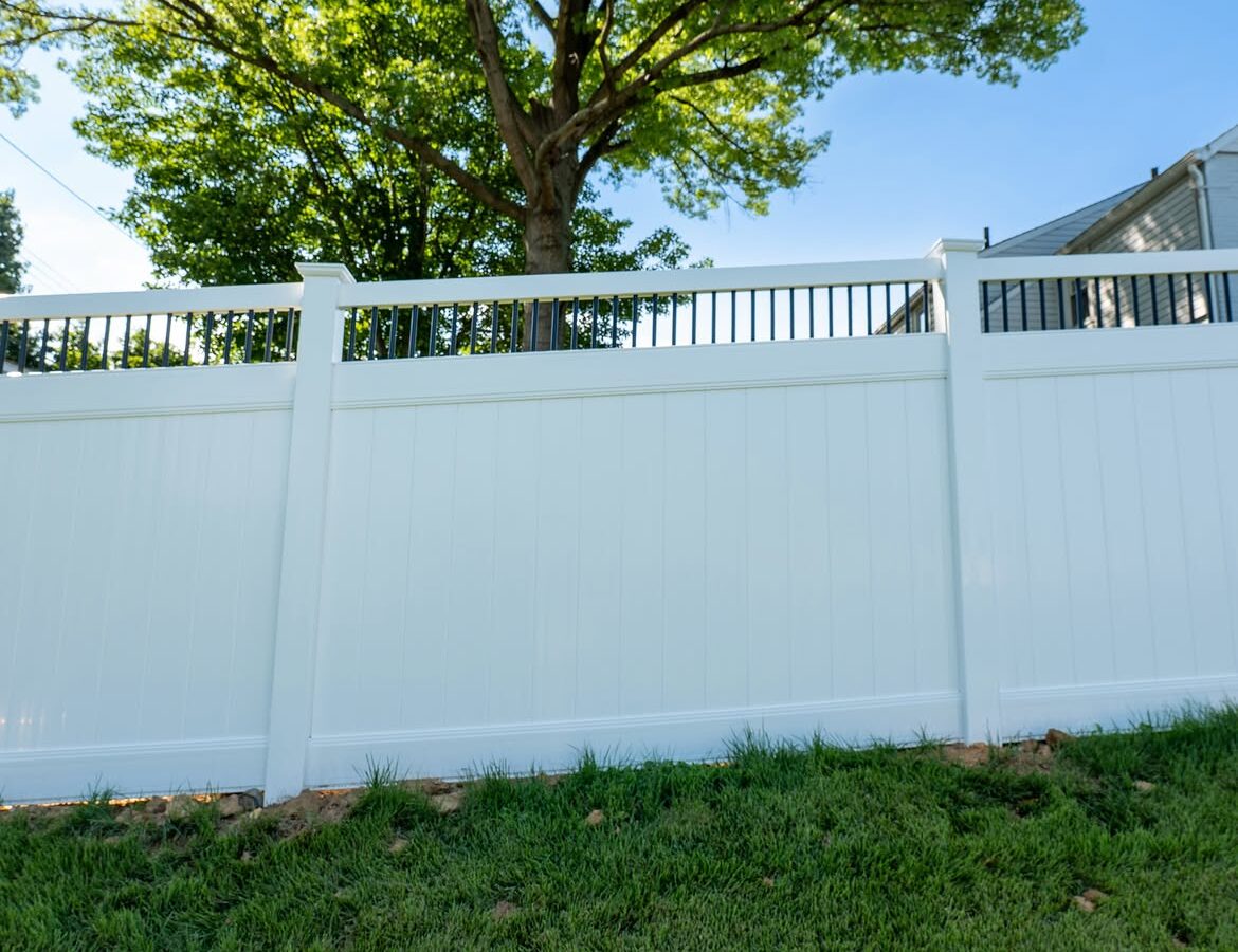 Angled view of white vinyl fence with aluminum accents in Delaware