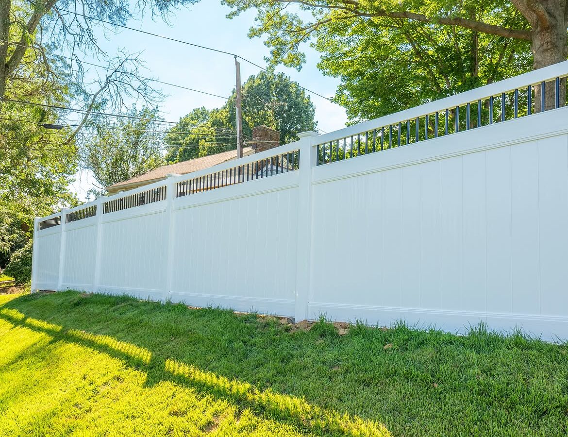 Corner detail of white vinyl fence with aluminum accents in Delaware