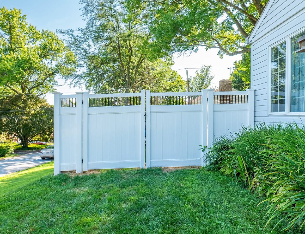 Gate detail of white vinyl fence with aluminum accents in Delaware