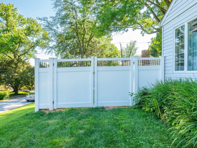 White Vinyl Privacy Fence with Aluminum Accents – 4