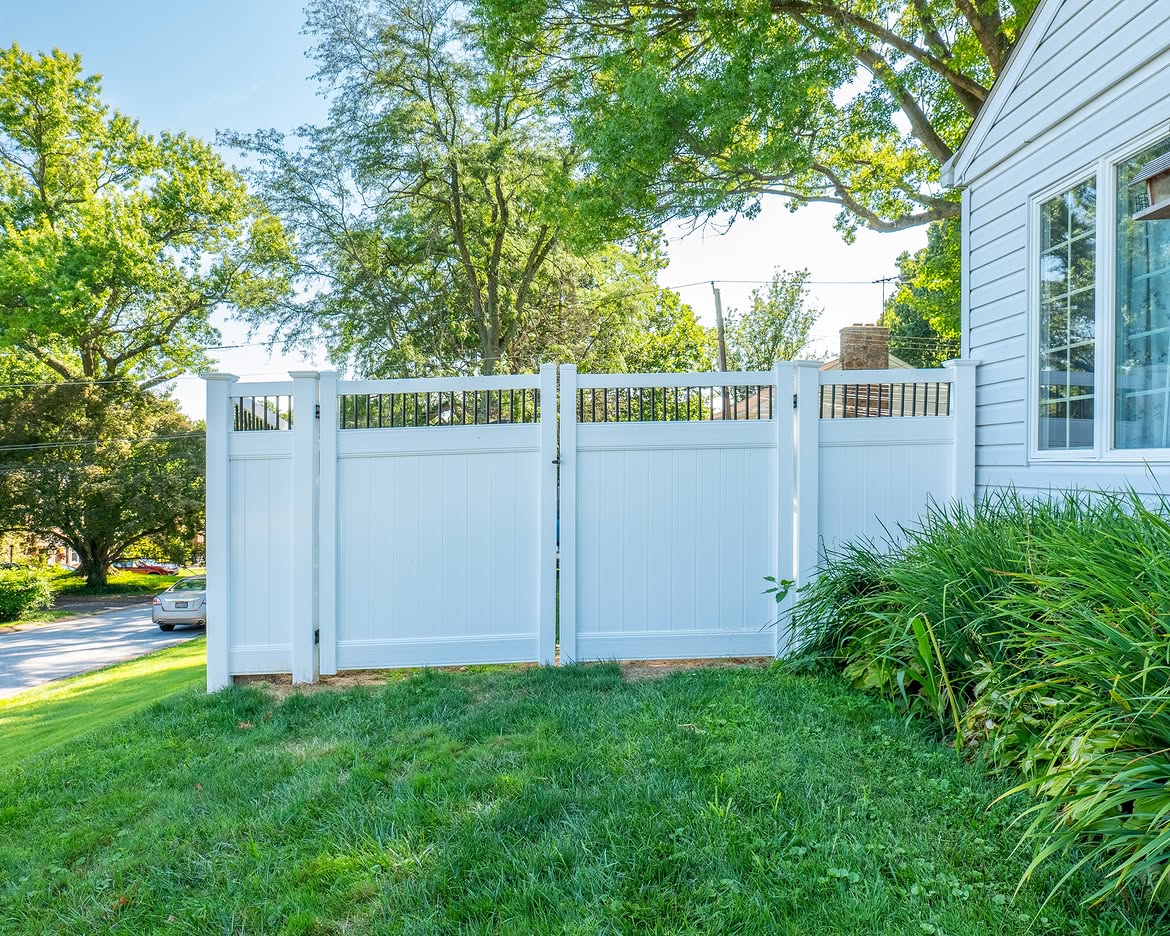 Gate detail of white vinyl fence with aluminum accents in Delaware