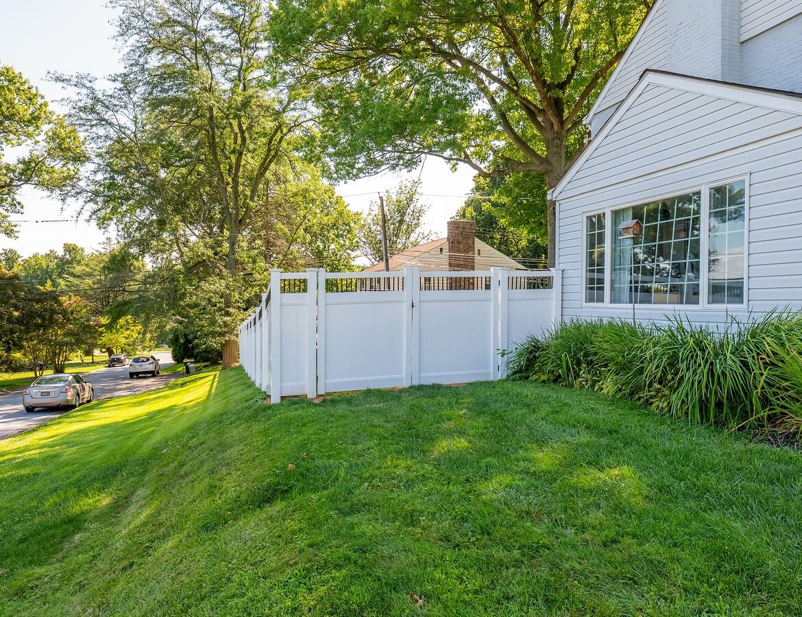 Gate and fence view of white vinyl fence with aluminum accents in Delaware