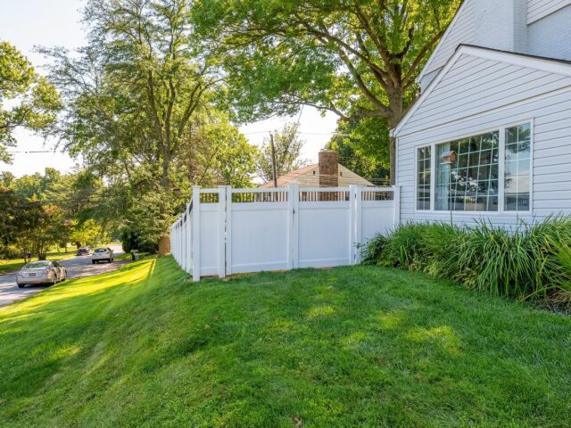 White Vinyl Privacy Fence with Aluminum Accents – 5