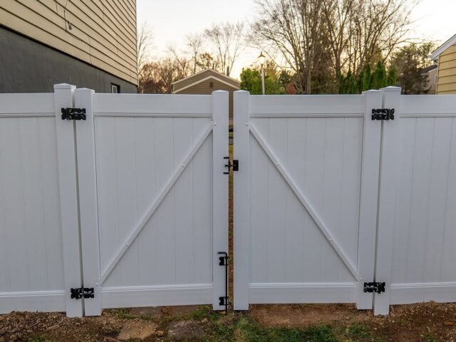 White Vinyl Privacy Fence Backyard – 1