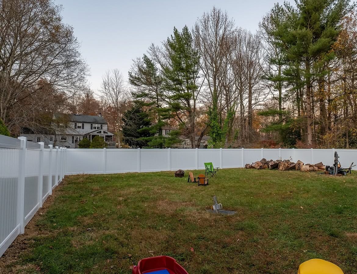 Full view of white vinyl privacy fence in Delaware
