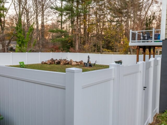 White Vinyl Privacy Fence Backyard – 5