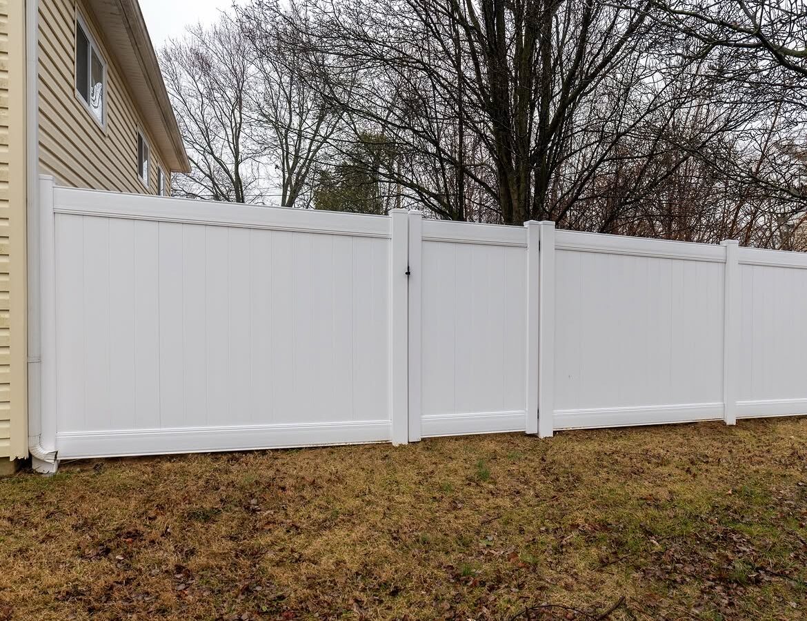 Full view of white vinyl privacy fence in Delaware