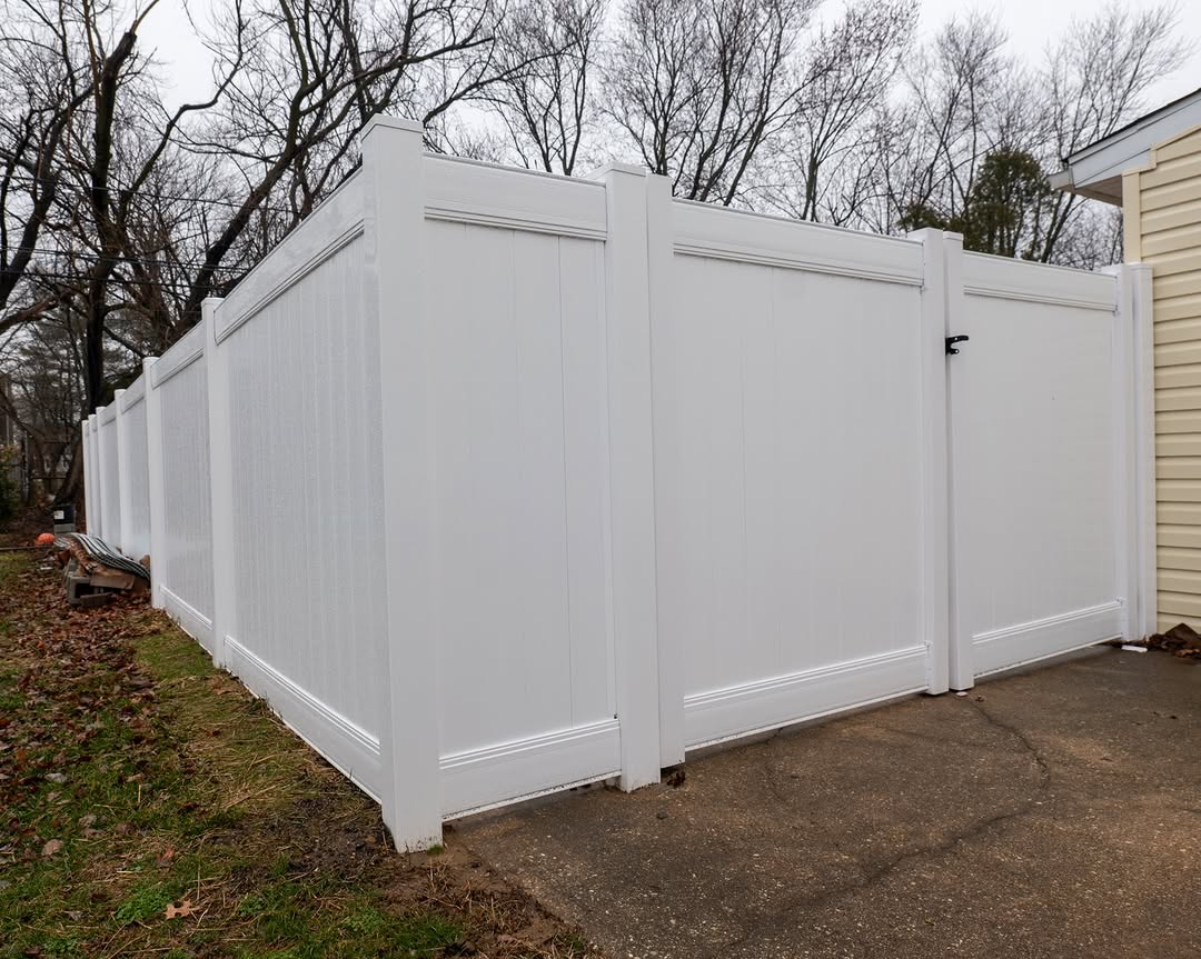 Full view of white vinyl privacy fence in Delaware
