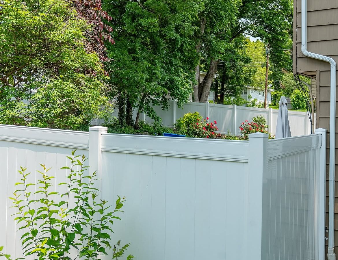 Full view of white vinyl privacy fence in Delaware