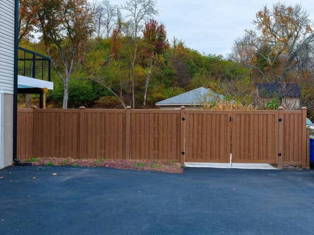 Wood Grain Vinyl Driveway Gate – 1
