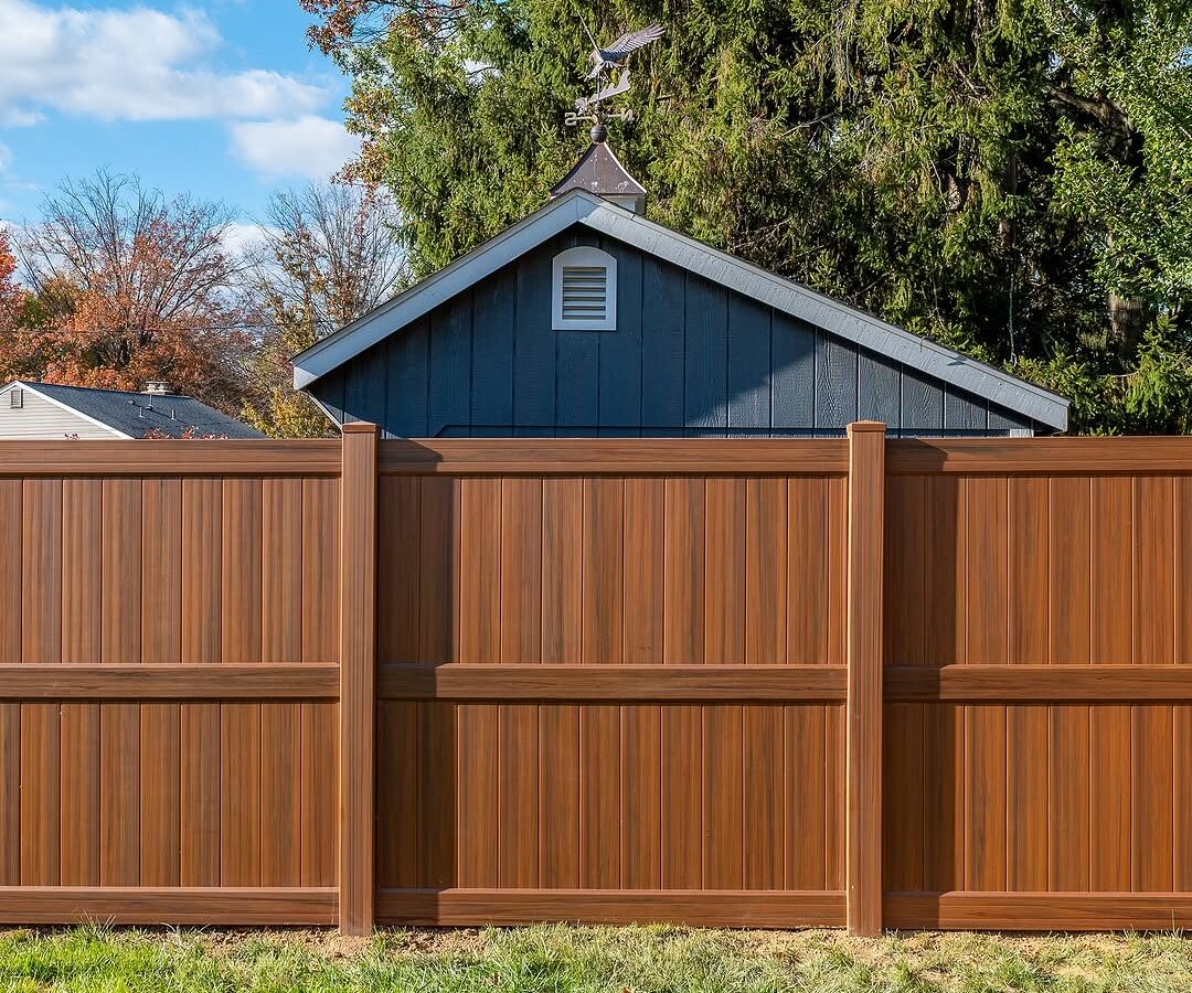 Full view of wood grain vinyl privacy fence in Delaware
